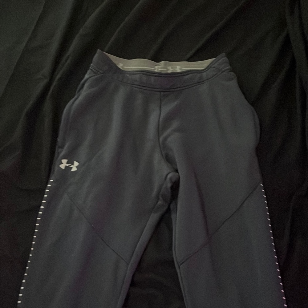 Under Armour, Size Medium, Fit loose, drawstrings